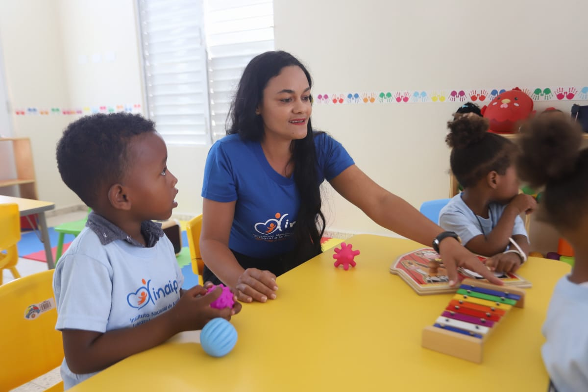 Colaboradora del INAIPI brindando atención a los niños en el aula