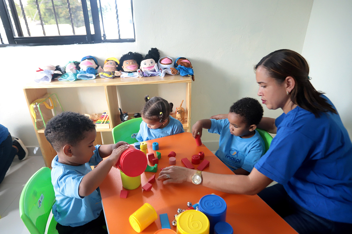 Colaboradora del INAIPI brindando atención a los niños en el aula