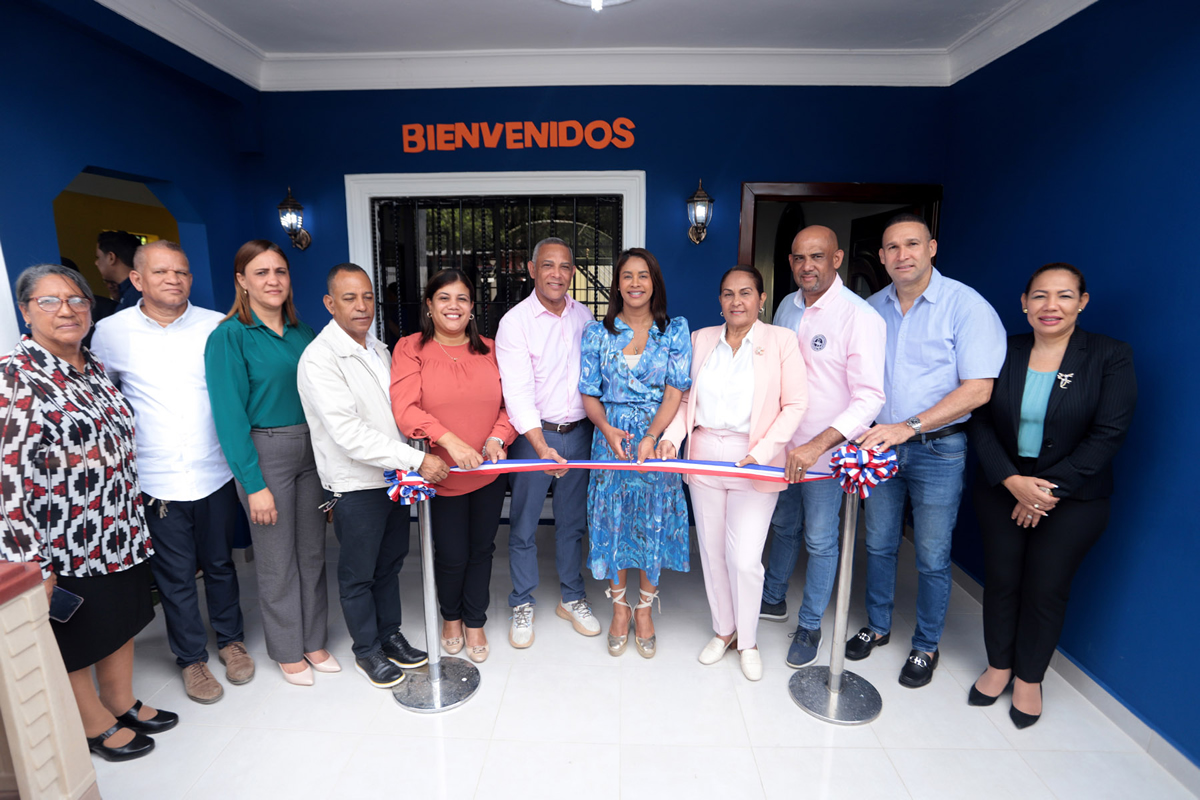 Yanina Torres, subdirectora de Gestión Operativa y Territorial, corta cinta inauguración Caipi