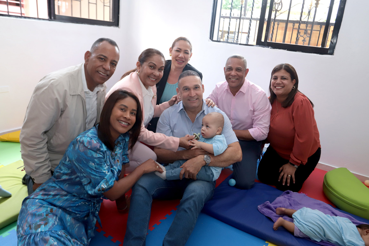 Yanina Torres, subdirectora de Gestión Operativa y Territorial, junto a personalidades invitados