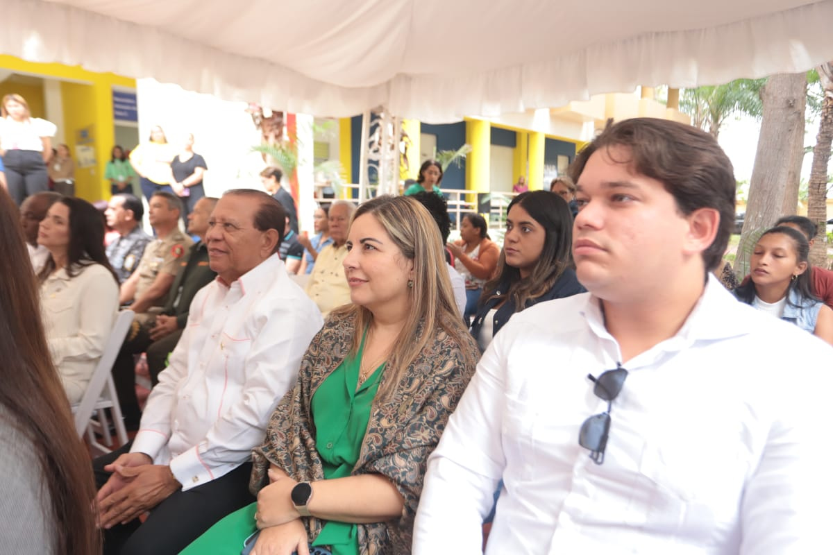 Besaida Manola Santana de Báez, directora ejecutiva del Inaipi, junto a invitados en el acto de apertura