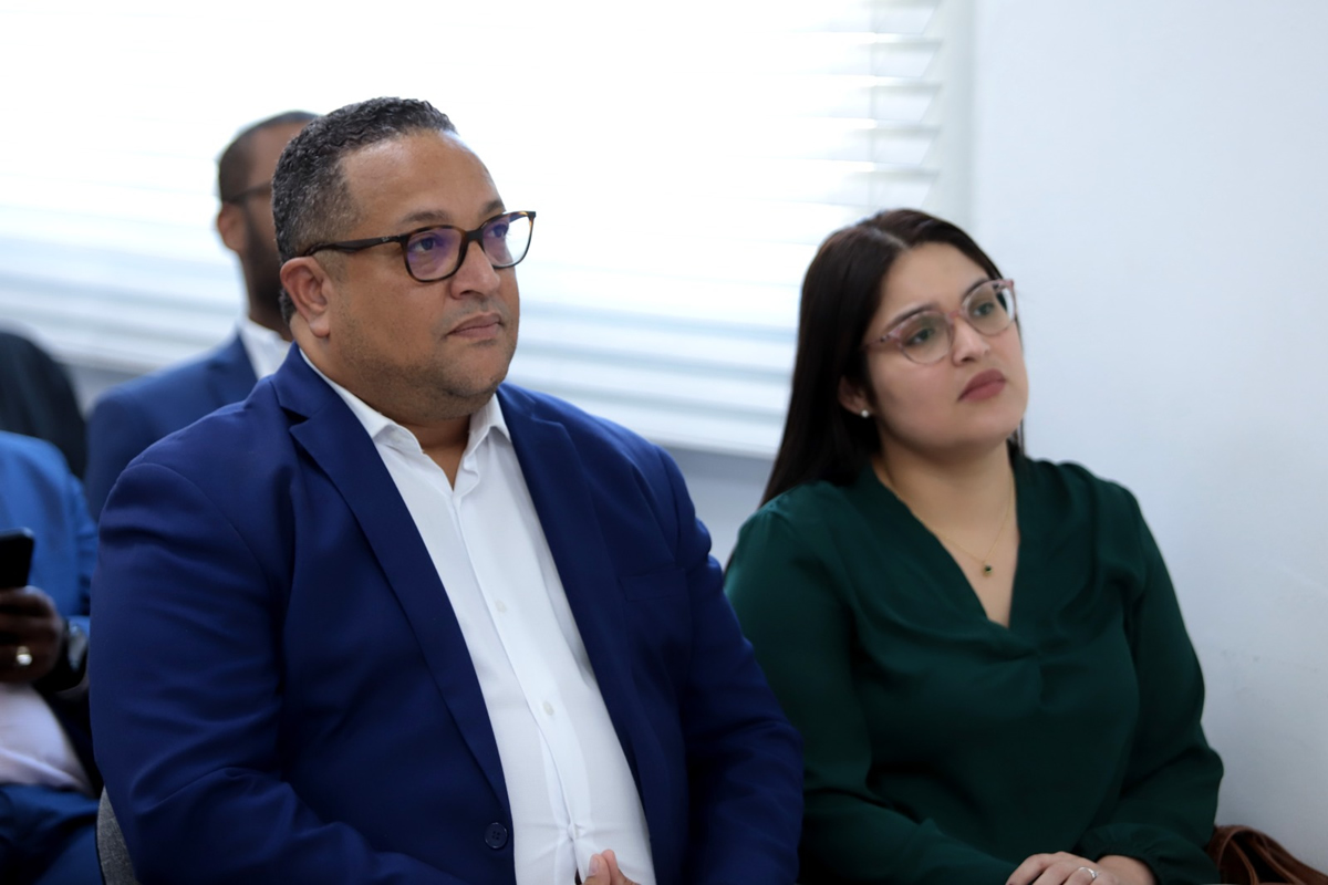 Cristian Sánchez Reyes, director general del INAP junto a Diana Marcano, encargada de Recursos Humanos del INAP