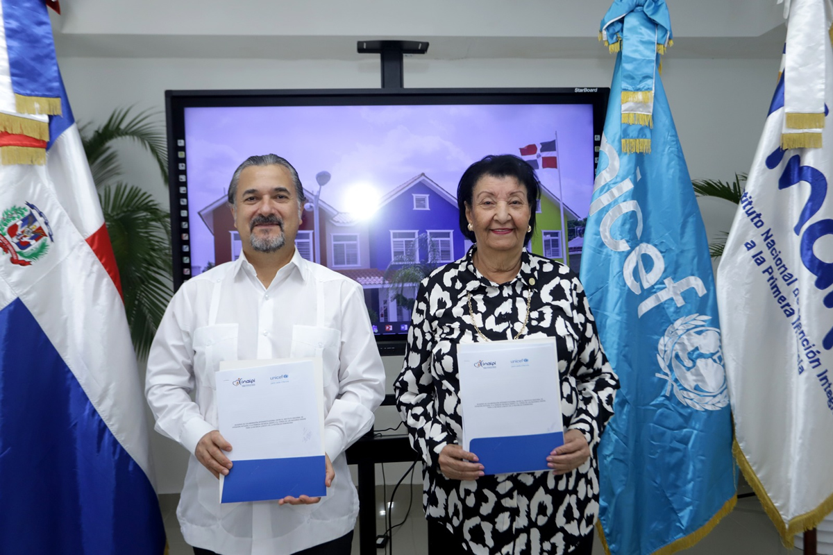 Besaida Manola Santana, directora ejecutiva del INAIPI y Carlos Carrera Cordón, representante de UNICEF en el país muestran acuerdo firmado entre ambos