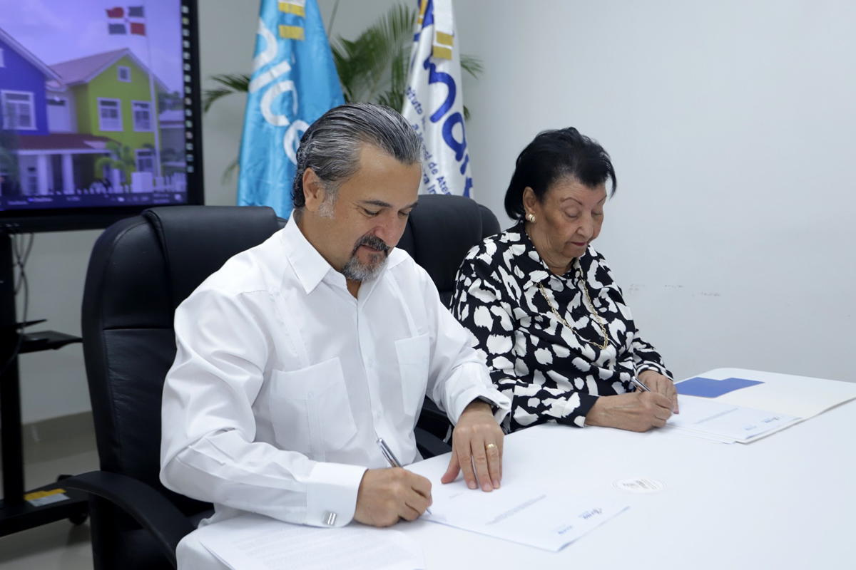 Besaida Manola Santana, directora ejecutiva del INAIPI y Carlos Carrera Cordón, representante de UNICEF en el país firman acuerdo