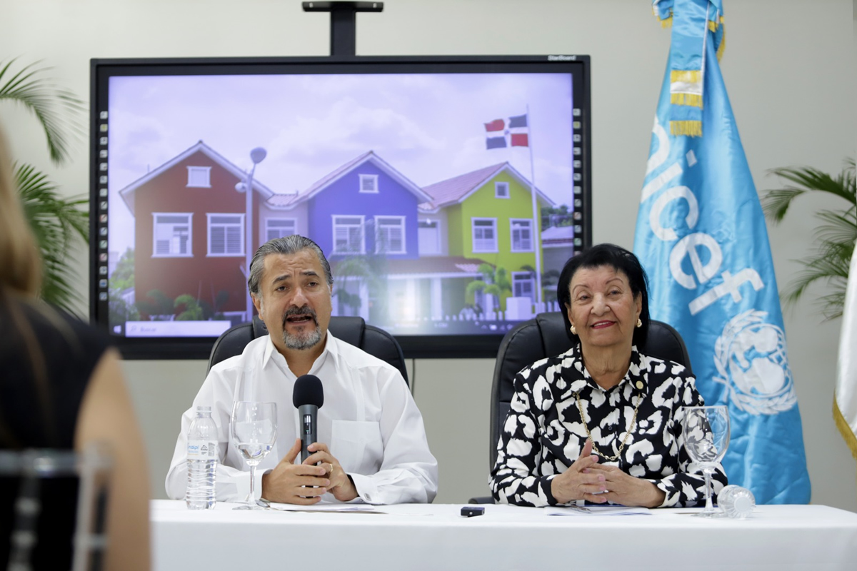 Besaida Manola Santana, directora ejecutiva del INAIPI y Carlos Carrera Cordón, representante de UNICEF en el país