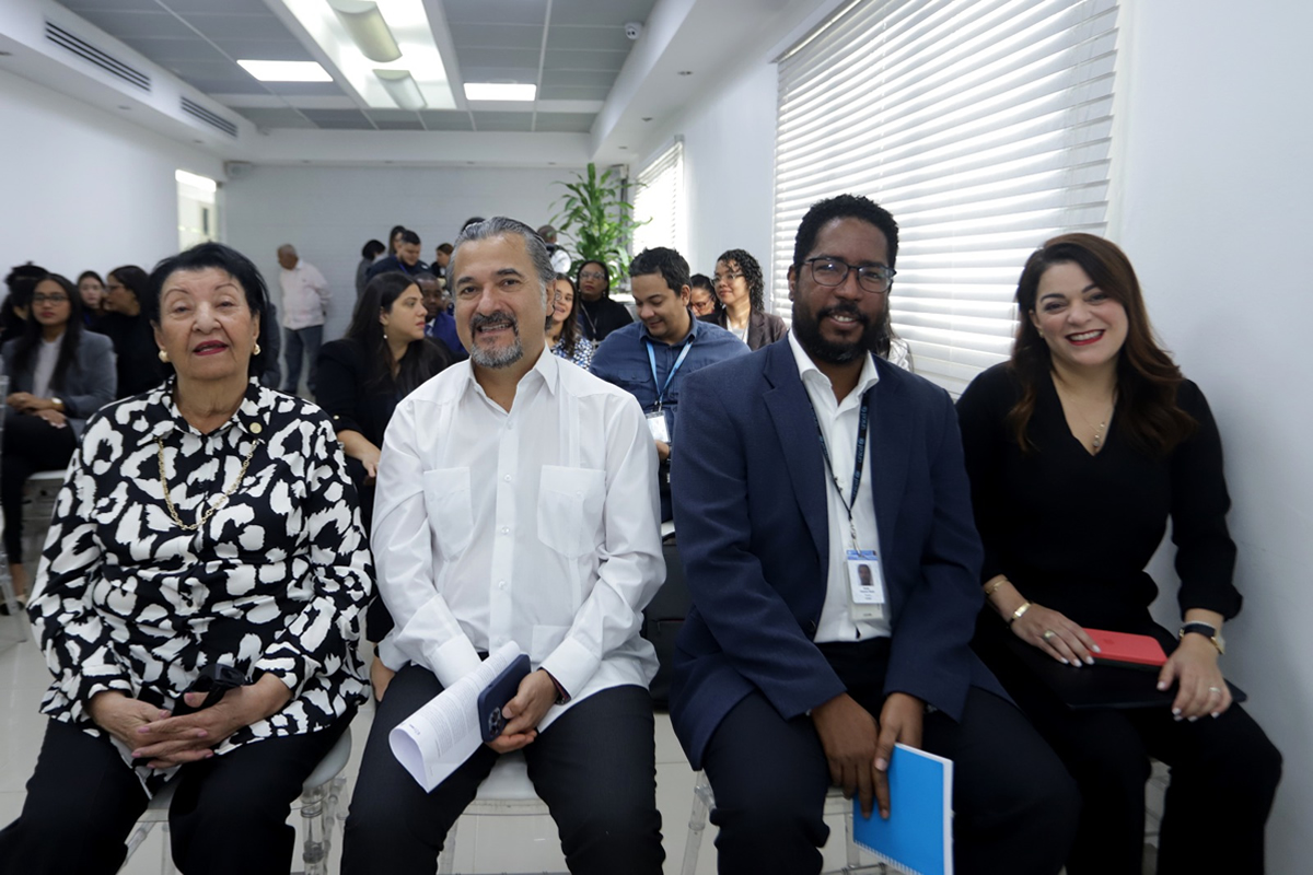 Besaida Manola Santana, directora ejecutiva del INAIPI y Carlos Carrera Cordón, representante de UNICEF en el país en el Acto de firma del acuerdo