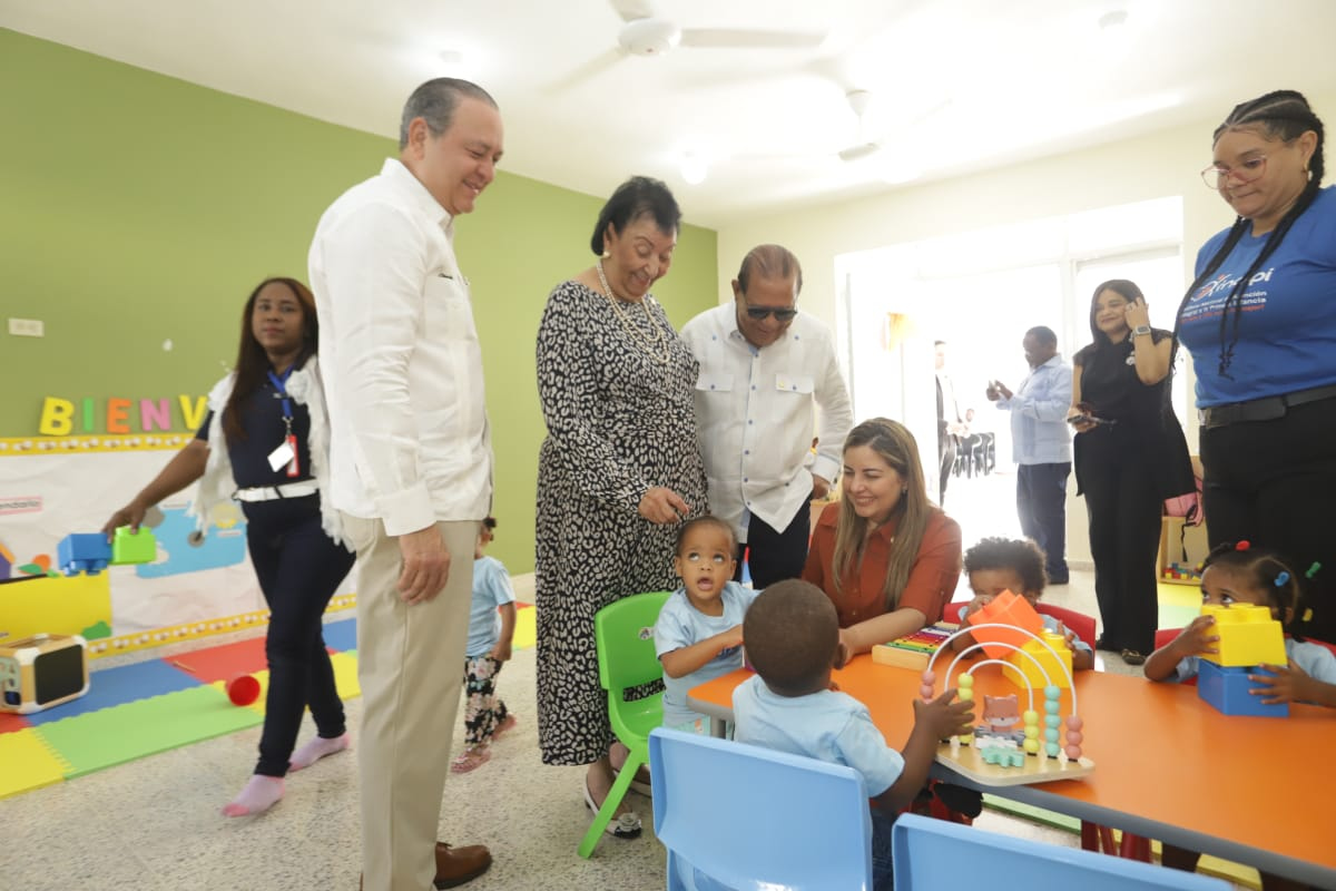 Besaida Manola Santana, directora ejecutiva del INAIPI, recorre aulas en el Centro