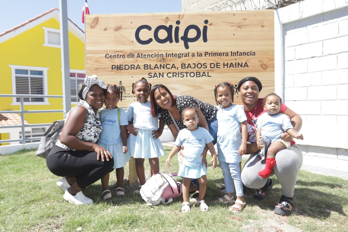 Madres e hijos posan en la entrada del CAIPI Piedra Blanca