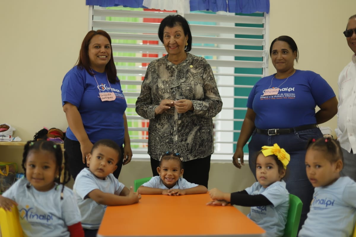 Besaida Manola Santana, directora ejecutiva del INAIPI, recorre aulas del nuevo Centro