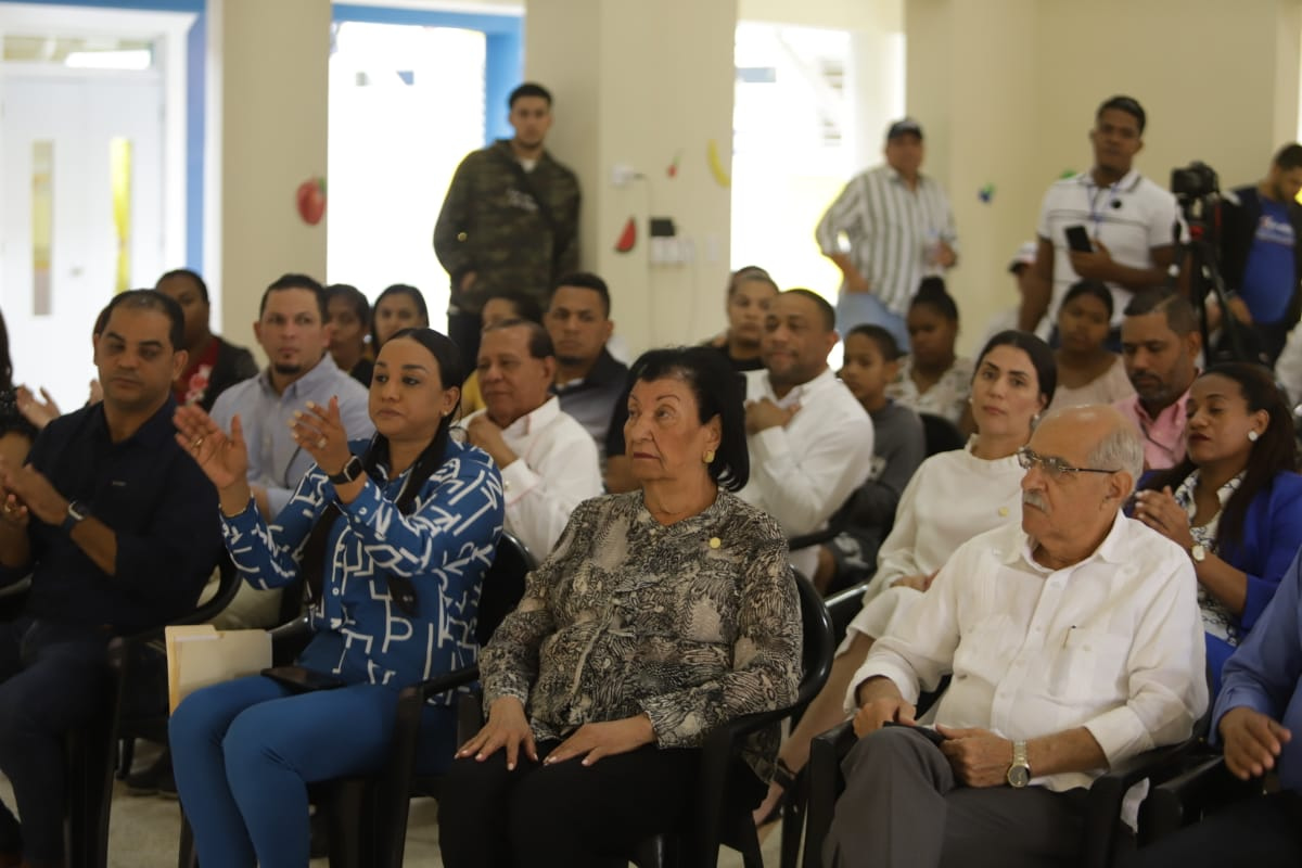Besaida Manola Santana, directora ejecutiva del INAIPI, junto a invitados en el acto de apertura