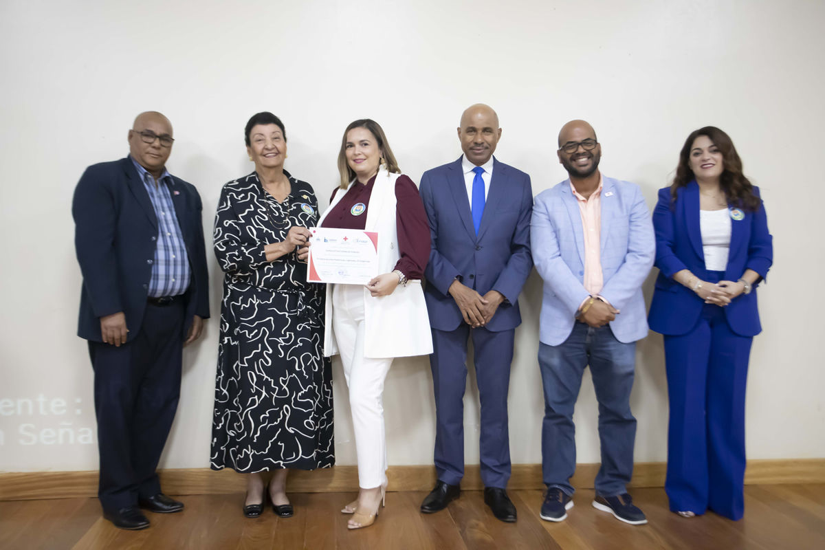 Cruz Roja Dominicana e INAFOCAM entregan certificados a 480 colaboradoras y colaboradores del INAIPI en Primeros Auxilios Pediátricos