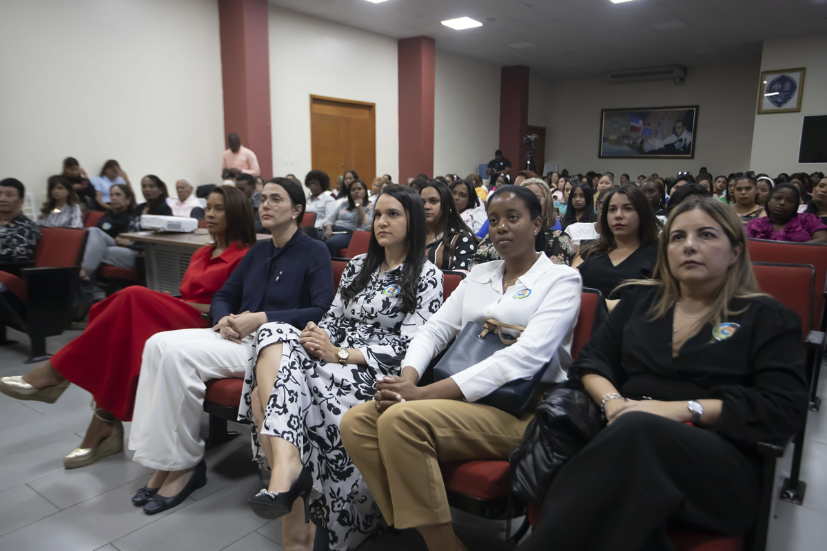 Besaida Manola Santana, directora ejecutiva del INAIPI, junto a invitados entrega reconocimiento