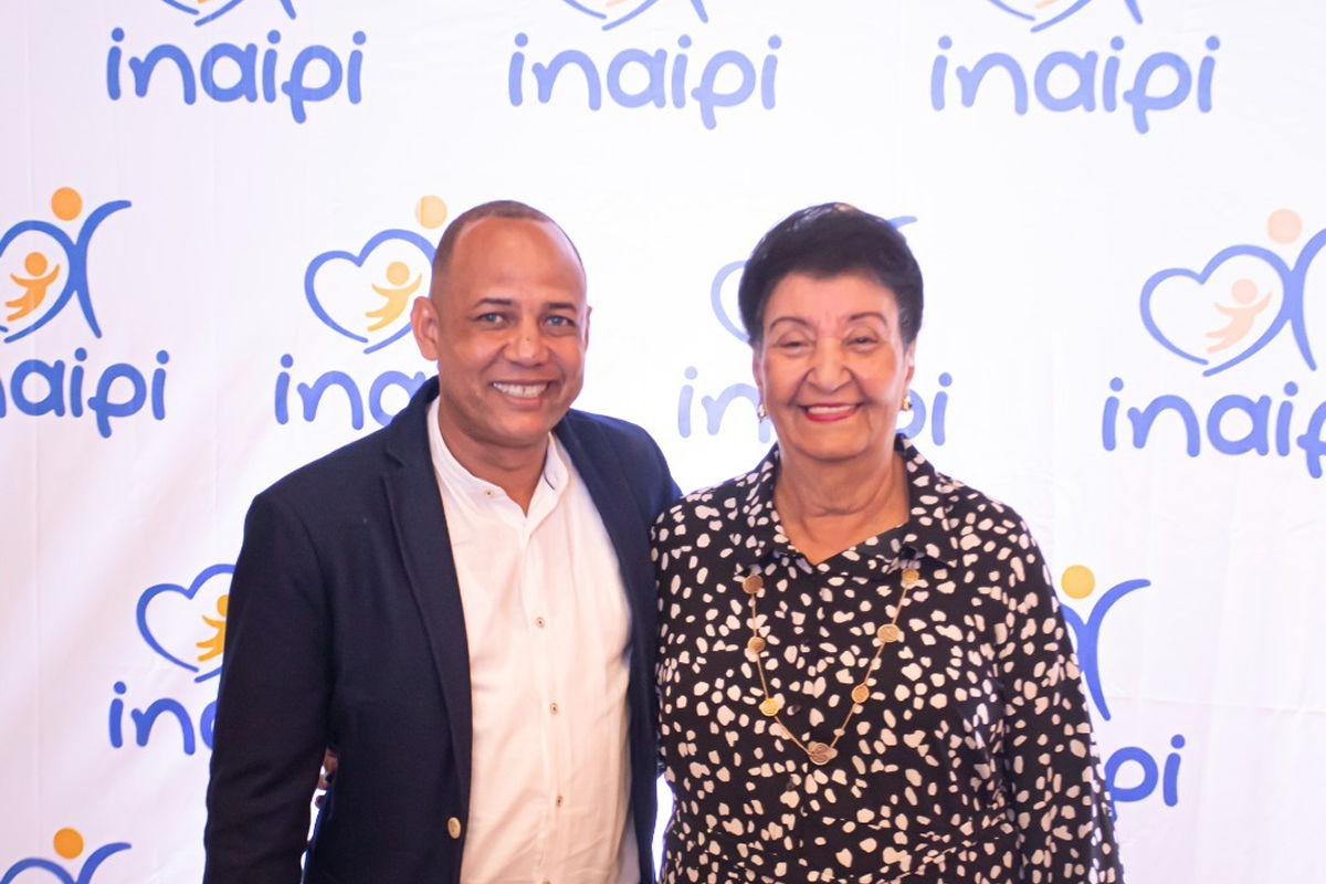 Manola Santana, Directora ejecutiva del Inaipi, junto a periodista presente