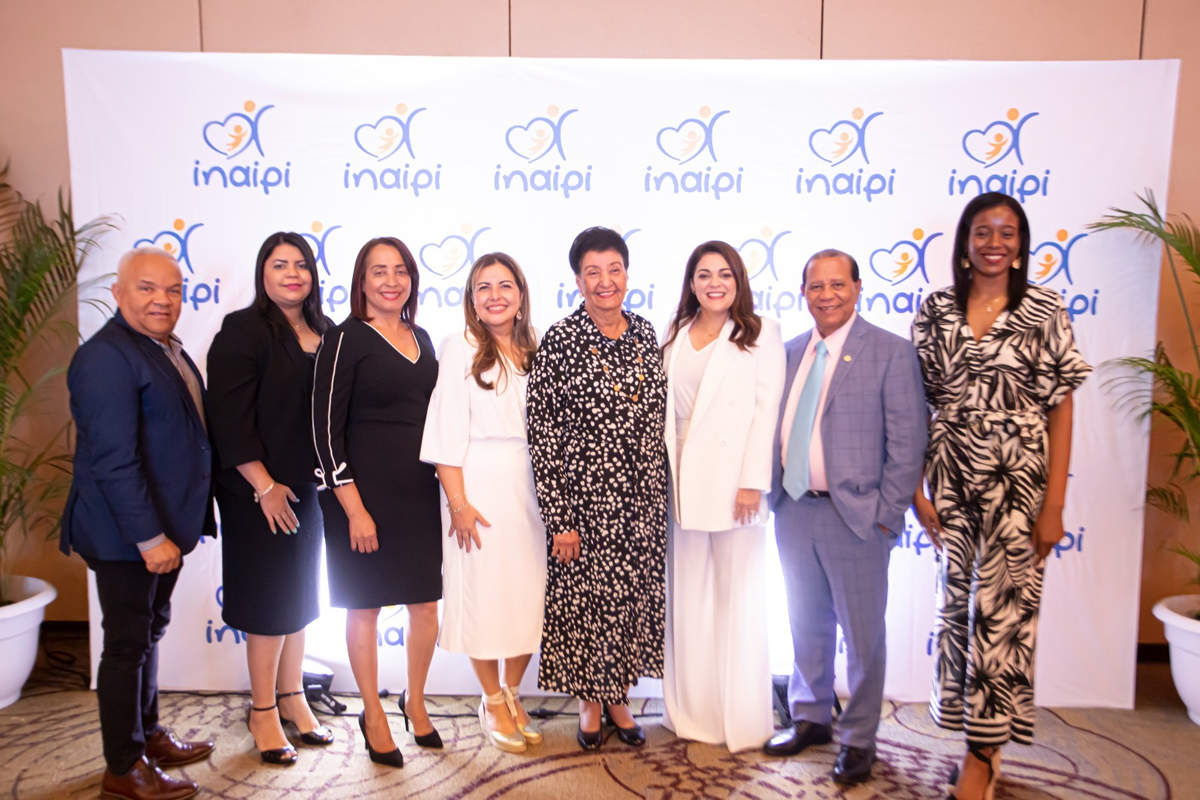 Besaida Santana, directora ejecutiva del Inaipi junto a colaboradores de la Institución