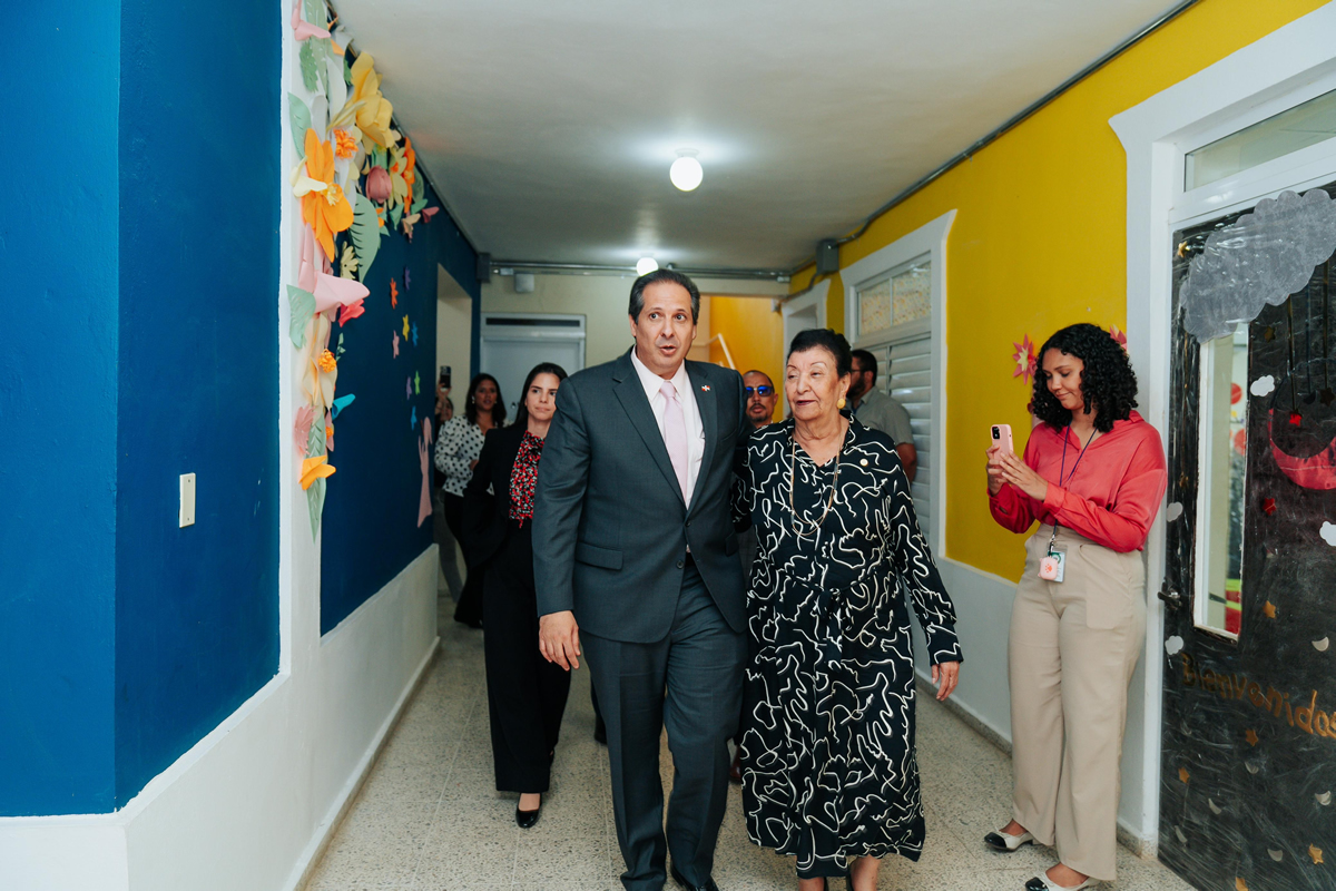 El doctor Víctor Atallah, ministro de Salud, junto a Besaida Manola Santana, directora ejecutiva del INAIPI