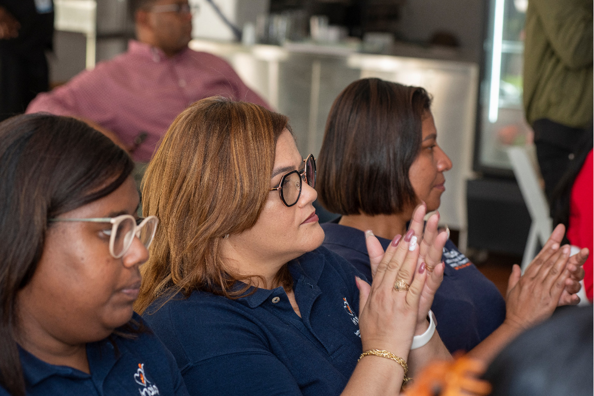 Asistentes en el acto de inauguración