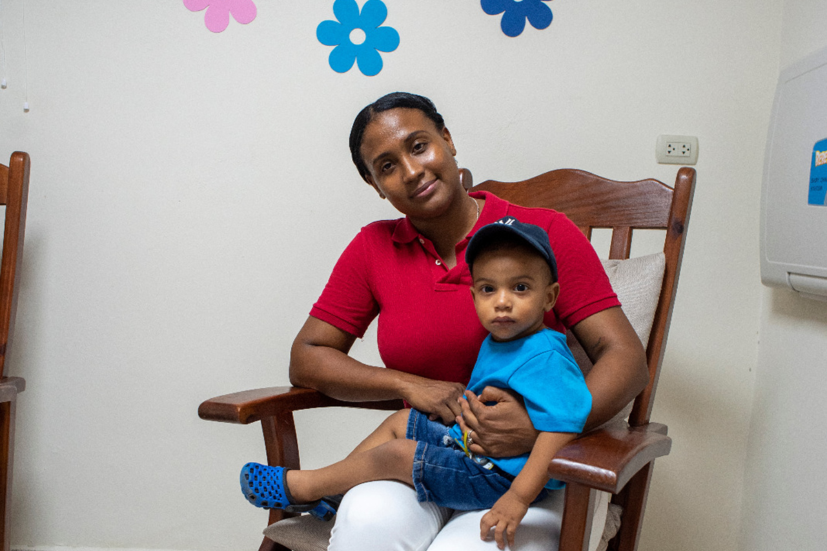 Madre con su niño en la Sala de la Lactancia