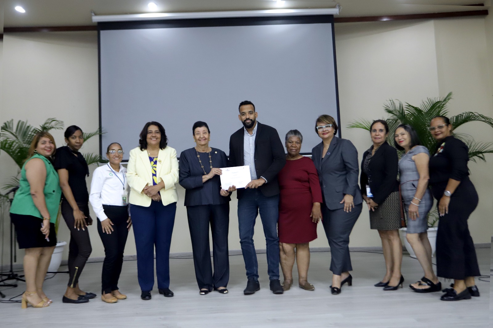 Fundación Dominicana Se Transforma certifica en liderazgo y habilidades blandas a 101 colaboradoras y colaboradores del INAIPI