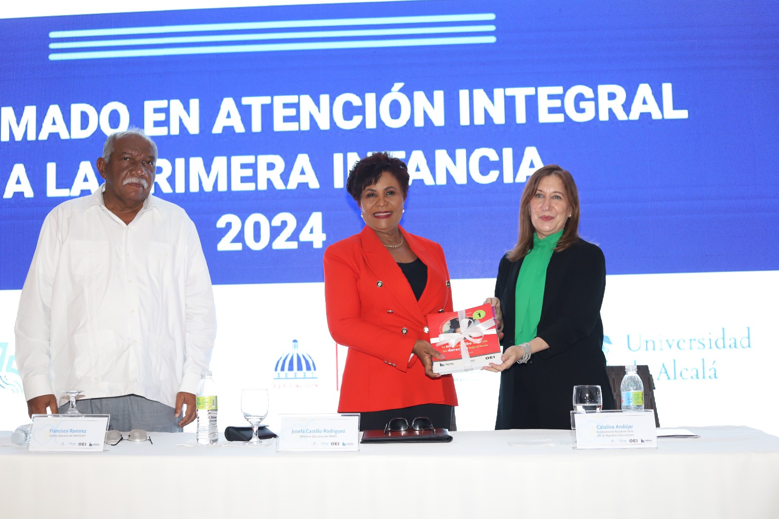Josefa Castillo Rodríguez, directora ejecutiva del INAIPI, Francisco Ramírez, director ejecutivo del INAFOCAM y Catalina Andújar, representante Residente de la OEI en República Dominicana