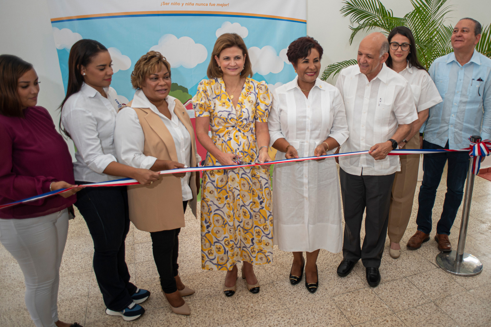 Raquel Peña, vicepresidenta de la República corta cinta junto aJosefa Castillo Rodríguez, directora ejecutiva del INAIPI en la inauguración del Centro CAIPI San Felipe