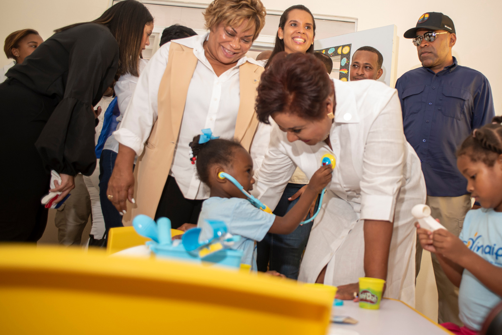 Josefa Castillo Rodríguez, directora ejecutiva del INAIPI, visita las aulas y comparte con los niños en la estancia