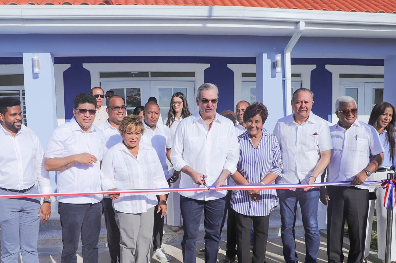 El presidente Luis Abinader Corona junto a Josefa Castillo Rodríguez, directora ejecutiva de INAIPI, inaugurando el CAIPI Ciudad Juan Bosch III para beneficiar a 250 niños y niñas de 0 a 5 años
