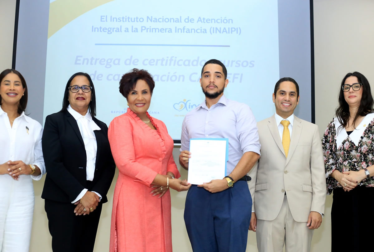 Josefa Castillo Rodríguez, directora ejecutiva del INAIPI, junto a Manuel Betancourt, director Académico del CAPGEFI y Anner Victoriano, encargado del Departamento de Capacitación y Evaluación del Desempeño Institucional del INAIPI entrega certificado a colaborador del INAIPI