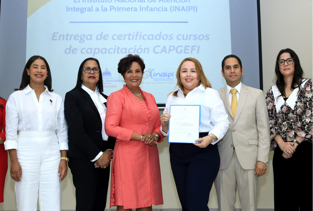 Josefa Castillo Rodríguez, directora ejecutiva del INAIPI, junto a Manuel Betancourt, director Académico del CAPGEFI y Anner Victoriano, encargado del Departamento de Capacitación y Evaluación del Desempeño Institucional del INAIPI entrega certificado a colaborador del INAIPI