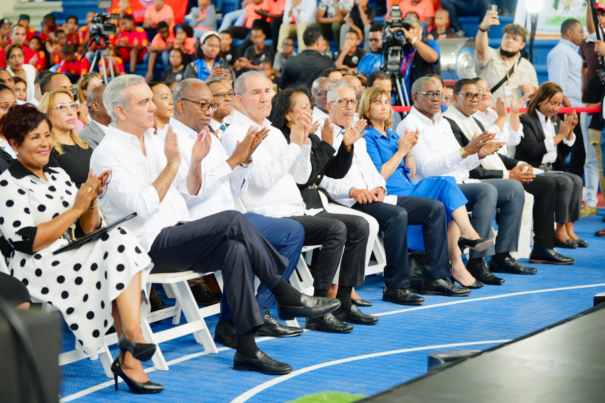 Luis Abinader Corona, Presidente de la República Dominicana junto a los directivos de de Educación Superior Ciencia y Tecnología y directora ejecutiva del Instituto Nacional de Atención Integral a la Primera Infancia INAIPI comparte junto a los invitados
