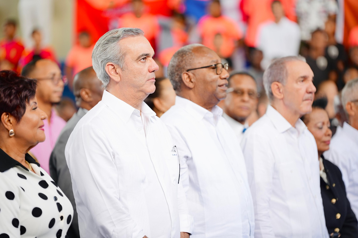 Luis Abinader Corona, Presidente de la República Dominicana junto a Franklin Garcia, ministro de Educación Superior Ciencia y Tecnología y  Josefa Castillo Rodríguez, directora ejecutiva del Instituto Nacional de Atención Integral a la Primera Infancia INAIPI comparte junto a sus invitados