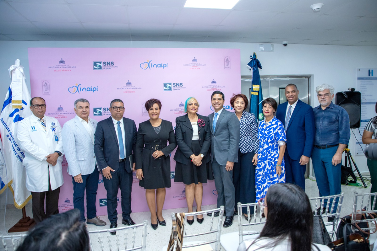 Josefa Castillo Rodríguez, directora ejecutiva del Instituto Nacional de Atención Integral a la Primera Infancia (INAIPI) junto a directivos del MISPAS y el SNS reciben donativos en equipos de La Iglesia de Jesucristo de los Santos de los Últimos Días