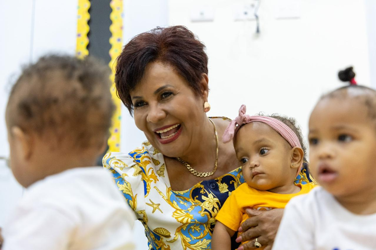 Josefa Castillo Rodríguez, directora ejecutiva del Instituto Nacional de Atención Integral a la Primera Infancia (INAIPI), junto a niños del CAIPI