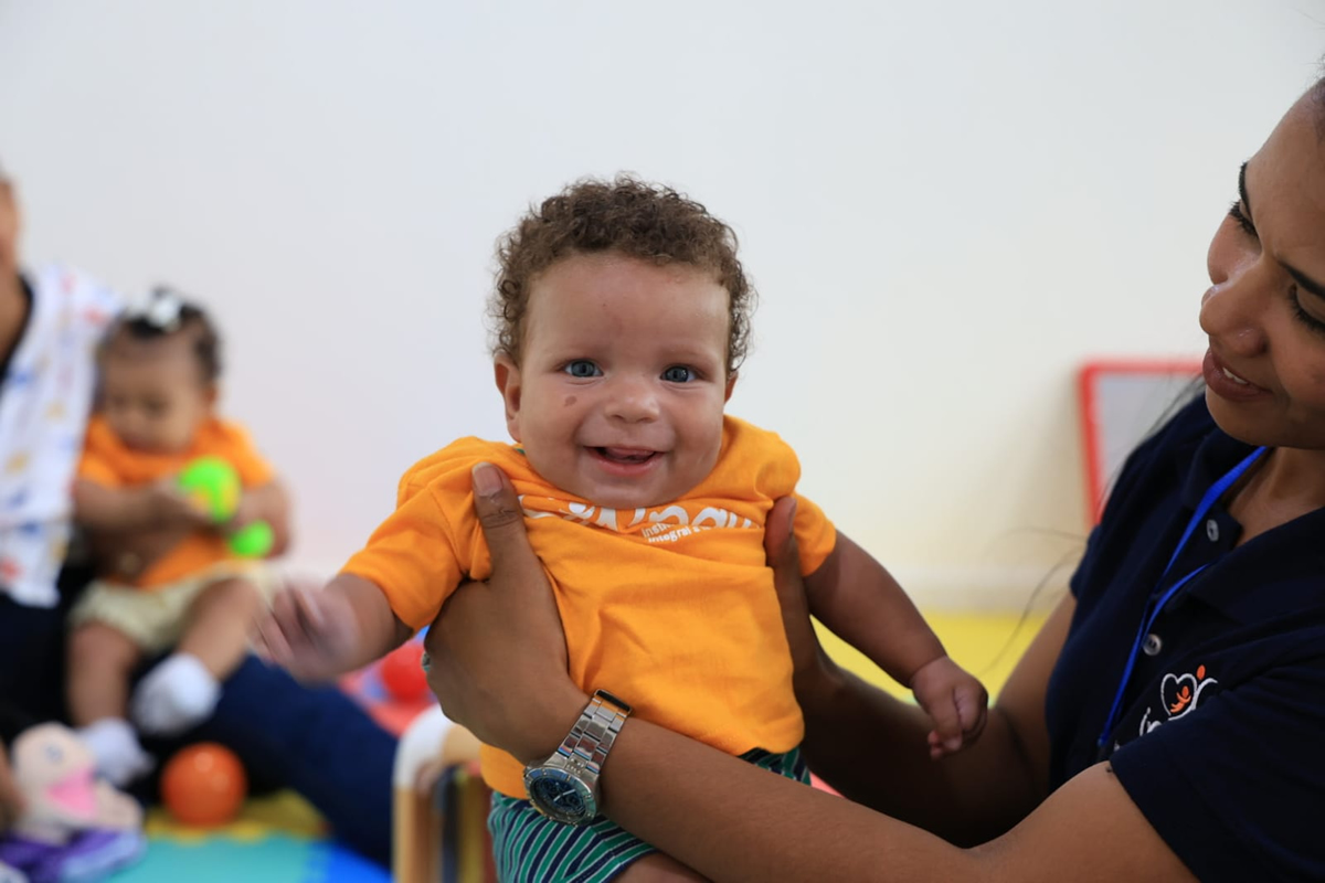 Niño posa sonriente