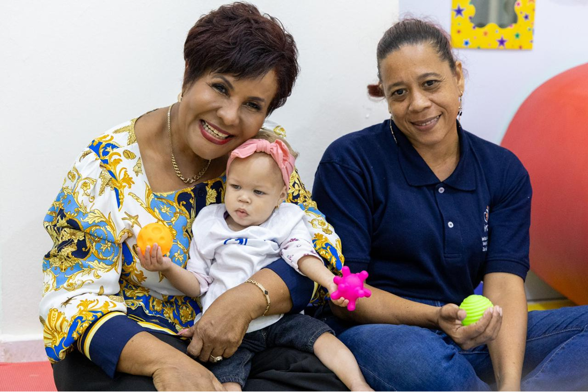 Josefa Castillo Rodríguez, directora ejecutiva del Instituto Nacional de Atención Integral a la Primera Infancia (INAIPI), junto a niña y colaboradora en el CAIPI