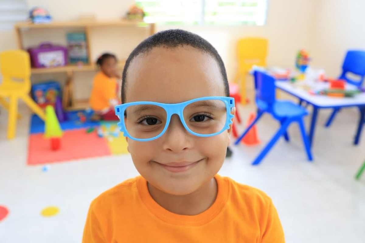 Niño posa sonriente