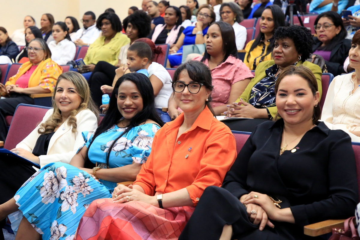 las subdirectoras del INAIPI junto a invitados en la actividad