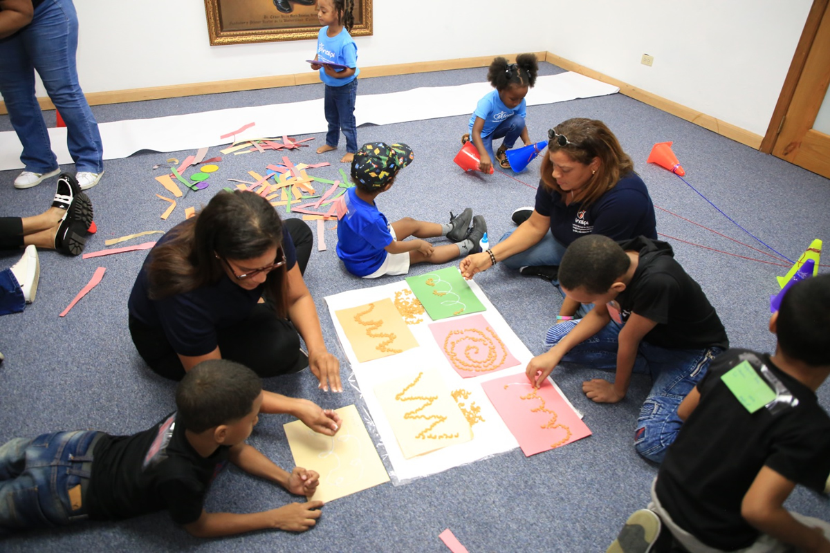 Colaboradores interactúan con los niños presentes