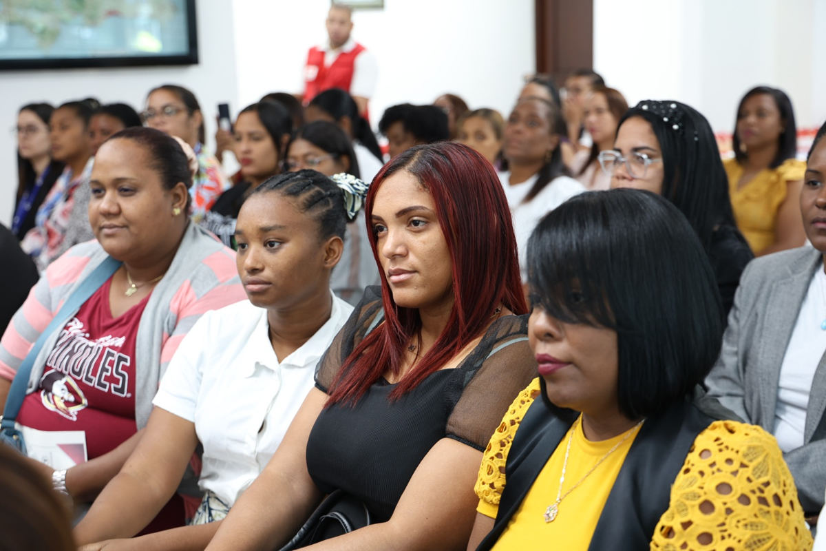Parte de los asistentes en el acto de apertura