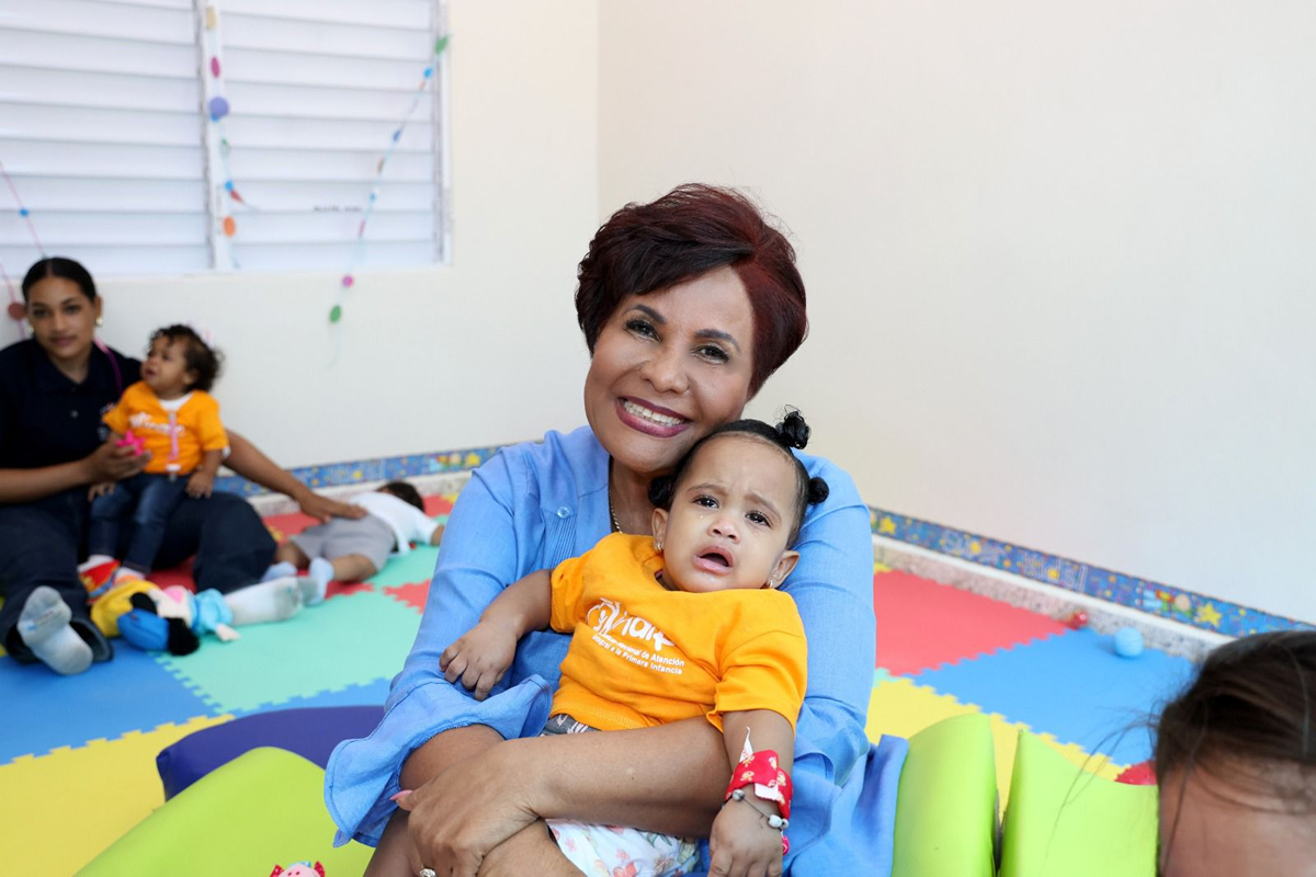 Josefa Castillo Rodríguez, directora ejecutiva del Instituto Nacional de Atención Integral a la Primera Infancia (INAIPI), con un niño en brazos 