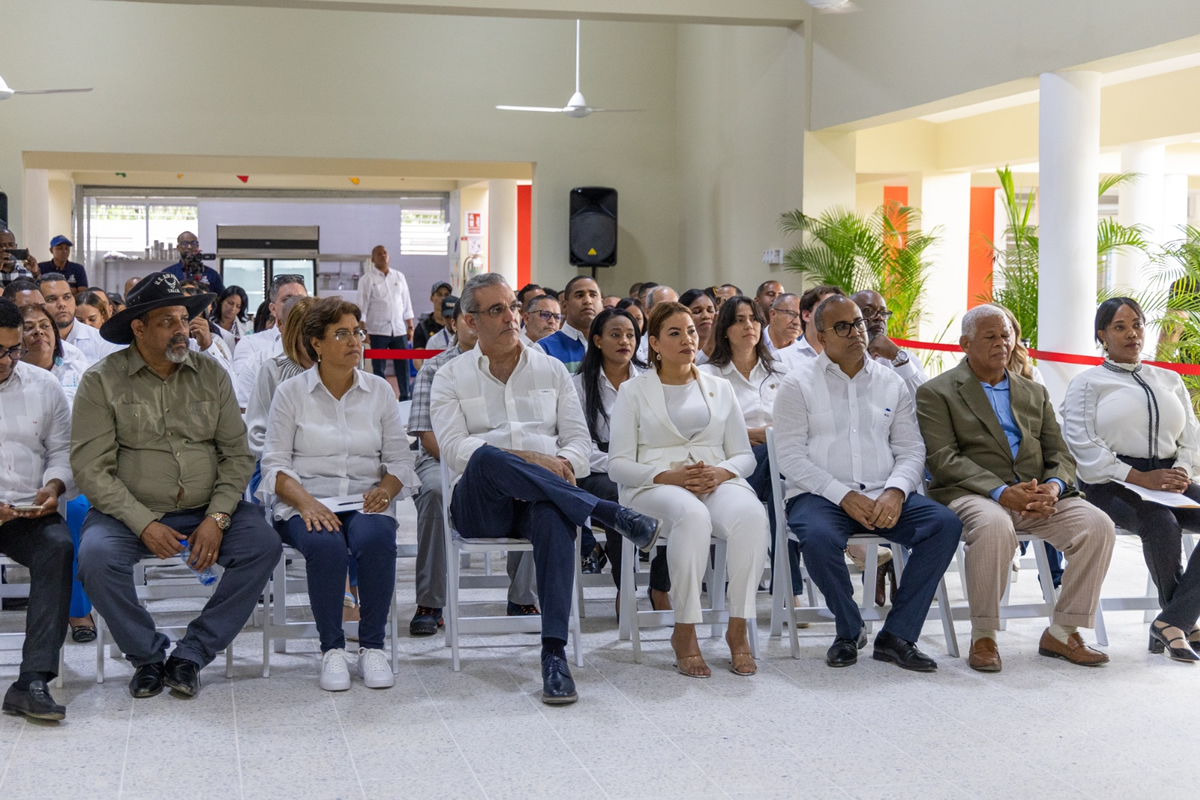 Luis Abinader, presidente de la República Dominicana junto a abiana Tapia, subdirectora Nacional del INAIPI en la inauguración el nuevo Centro La Bomba en Dajabón