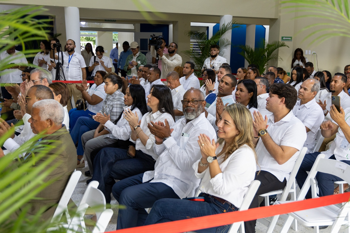 Asistentes actividad de la inauguración del nuevo Centro La Bomba en Dajabón
