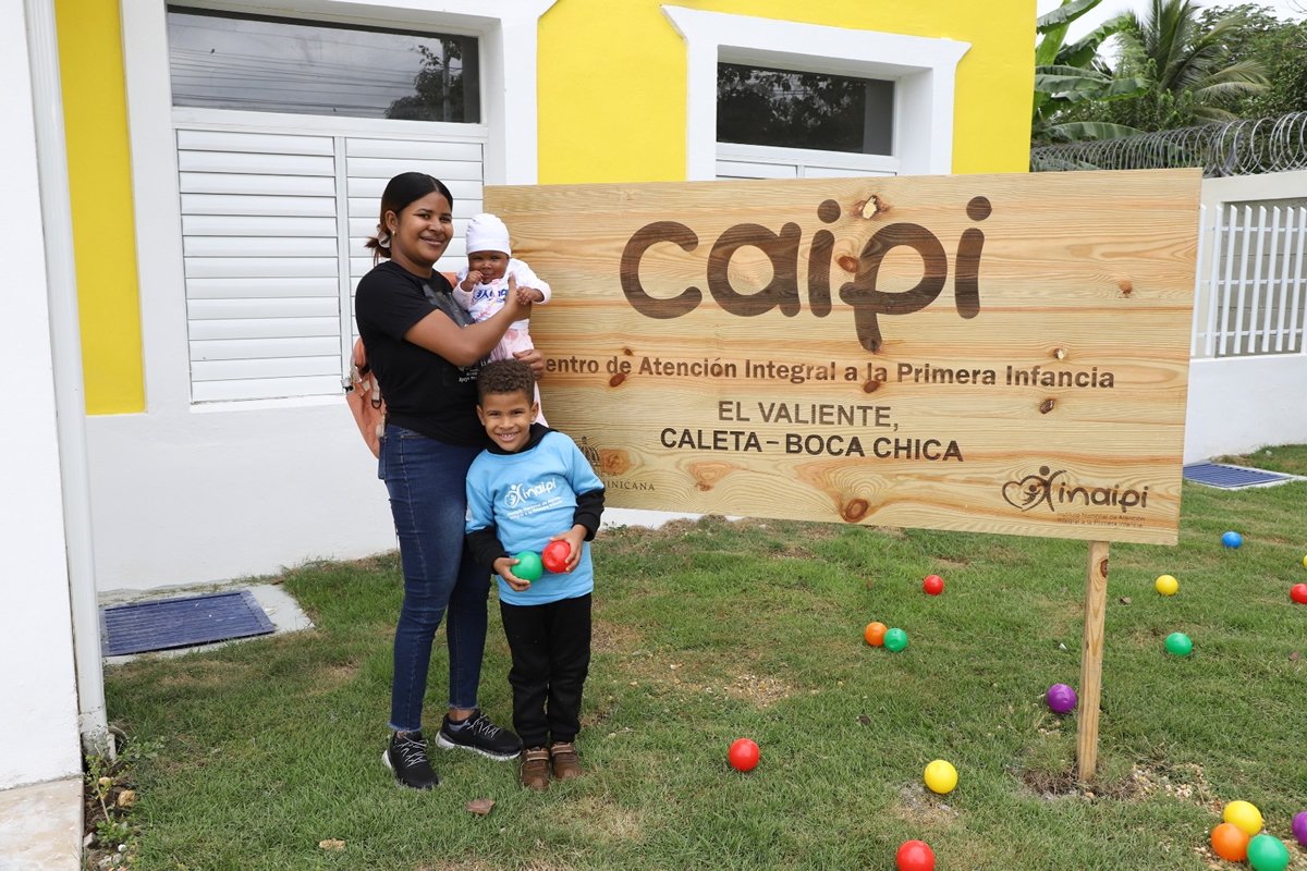 Madre posa con sus hijos a la llegada del nuevo CAIPI El Valiente