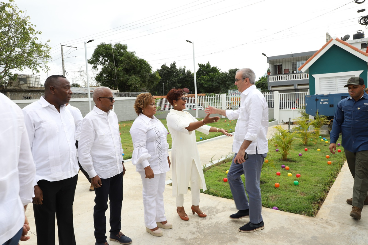 Josefa Castillo Rodríguez, directora ejecutiva del INAIPI, saluda a Luis Abinader, presidente de la República Dominicana 