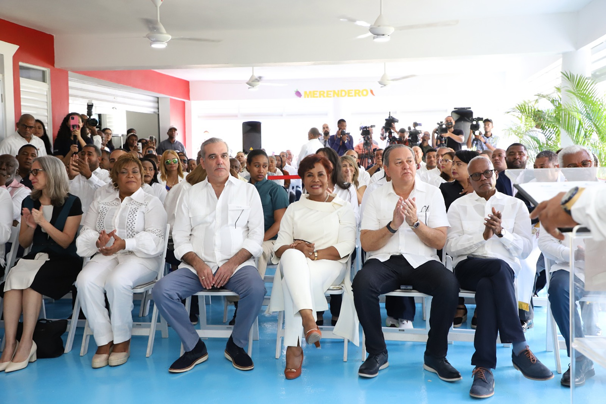 Luis Abinader, presidente de la República Dominicana junto a Josefa Castillo Rodríguez, directora ejecutiva del INAIPI en la inauguración del  CAIPI El valiente, de la Caleta