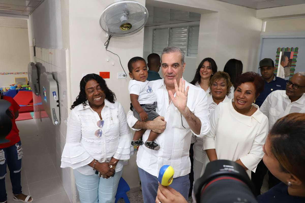 Luis Abinader, presidente de la República Dominicana con niño en manos recorre el Centro junto a Josefa Castillo Rodríguez, directora ejecutiva del INAIPI 