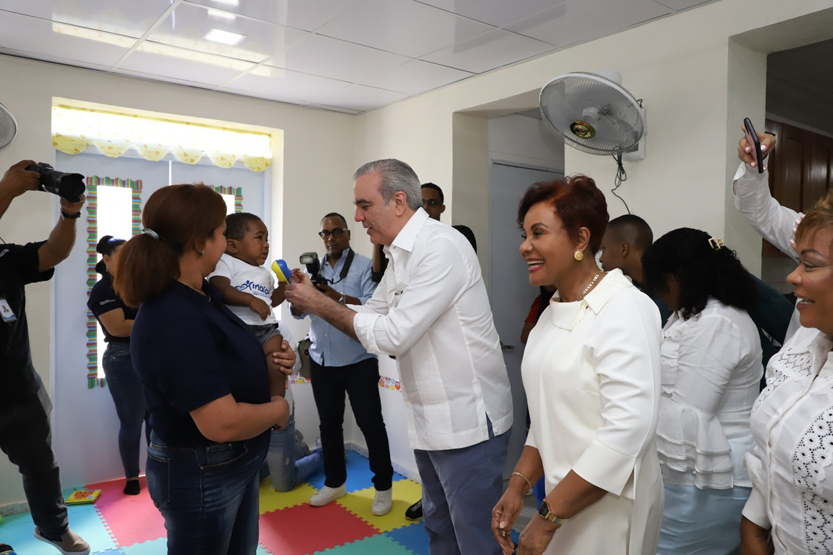 Luis Abinader, presidente de la República Dominicana recorre el Centro junto a Josefa Castillo Rodríguez, directora ejecutiva del INAIPI 