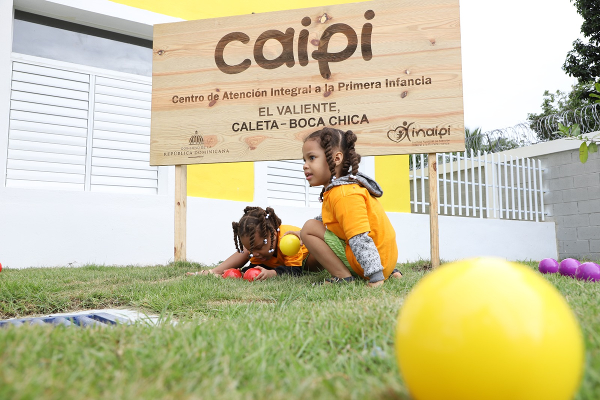 Niños jungando en el Patio del nuevo Centro