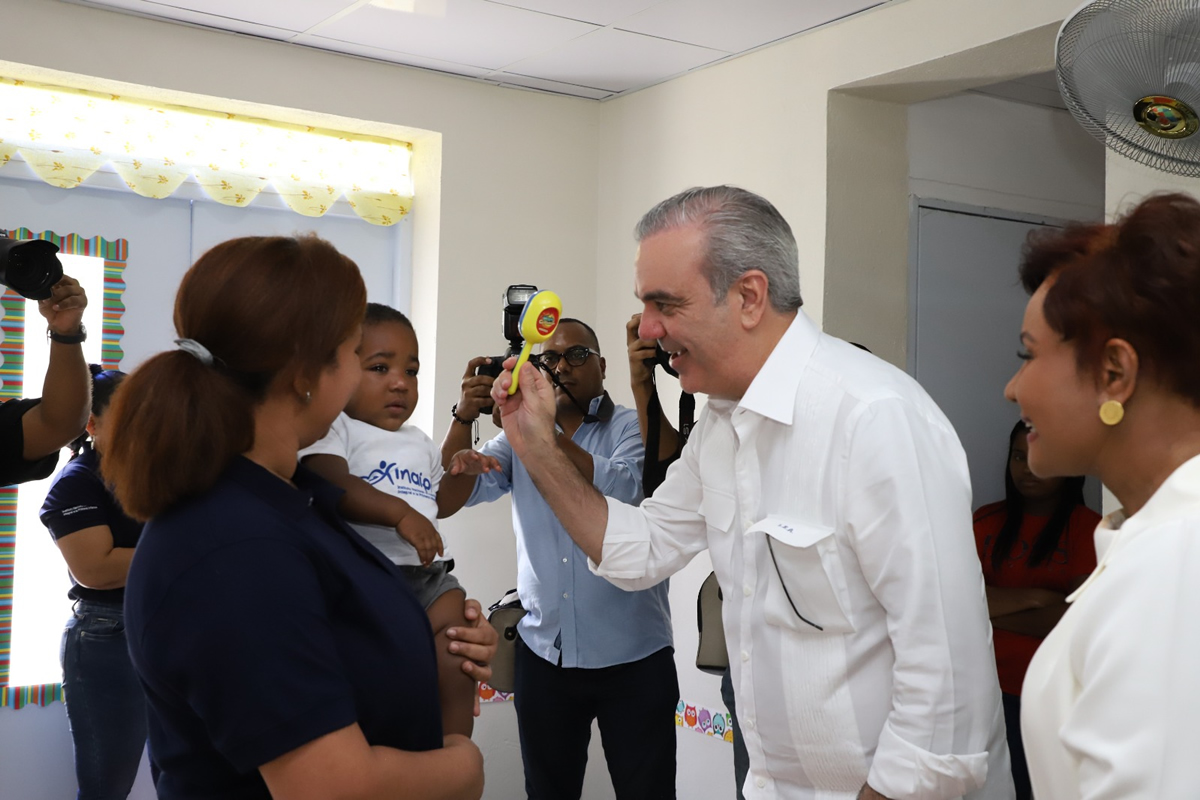 Luis Abinader, presidente de la República Dominicana recorre el Centro junto a Josefa Castillo Rodríguez, directora ejecutiva del INAIPI 