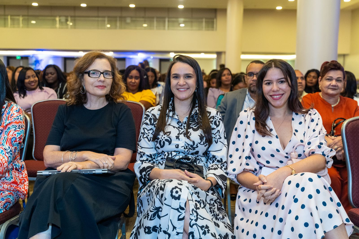 Analía Rosoli, coordinadora del Área de Cooperación de la OEI junto a colaboradoras del INAIPI