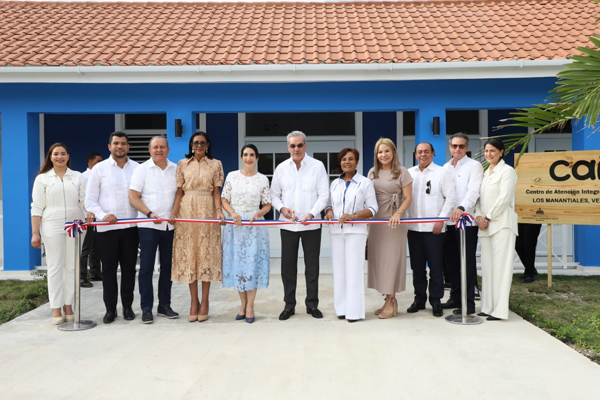El presidente Luis Abinader y Josefa Castillo Rodríguez, directora ejecutiva de INAIPI, inaugurando el CAIPI Los Manantiales en Uvero Alto, Verón-Punta Cana, La Altagracia